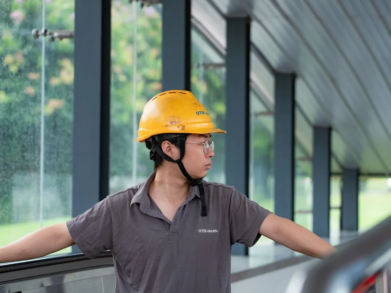 ヘルメットを着用した建設現場の作業員