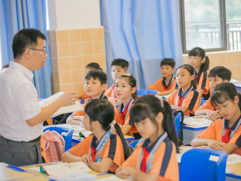 授業を受ける学校の生徒たち