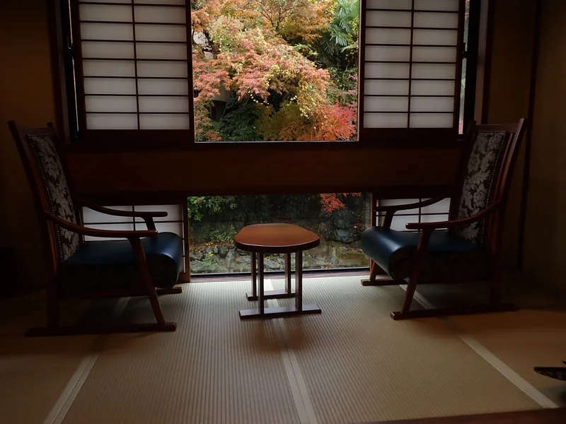 庭を望む和室の客室
