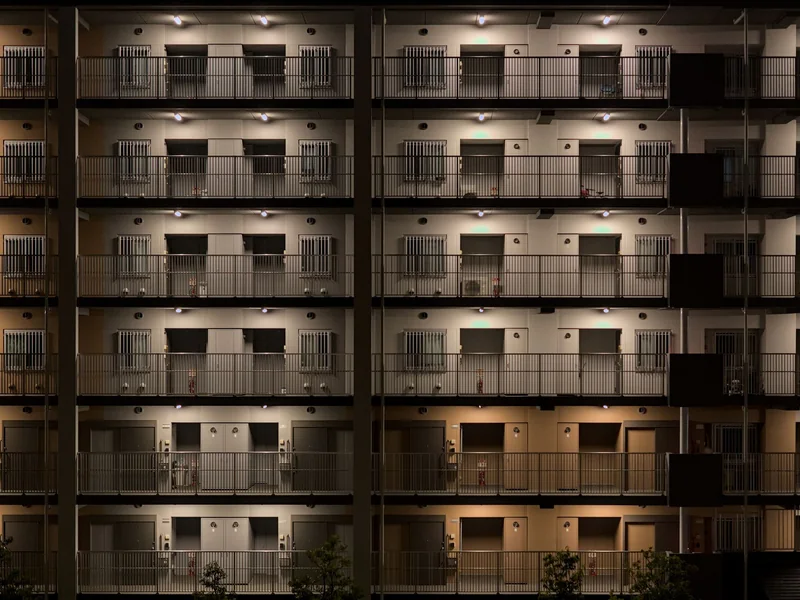 夜の集合住宅の外観
