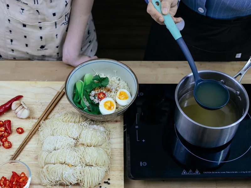 ラーメンを調理する飲食店の厨房